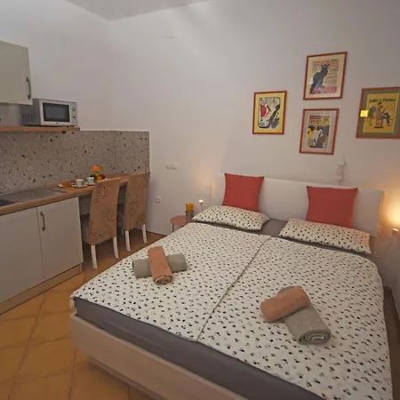 Studio Apartment Izzy Kastela Exterior photo