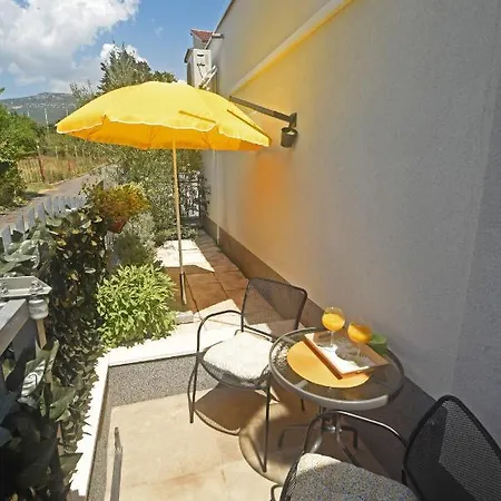 Studio Apartment Izzy Kastela Exterior photo